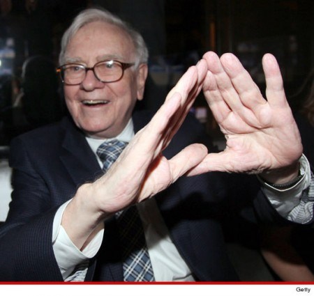 Warren Buffet flashant le signe Illuminati de la pyramide